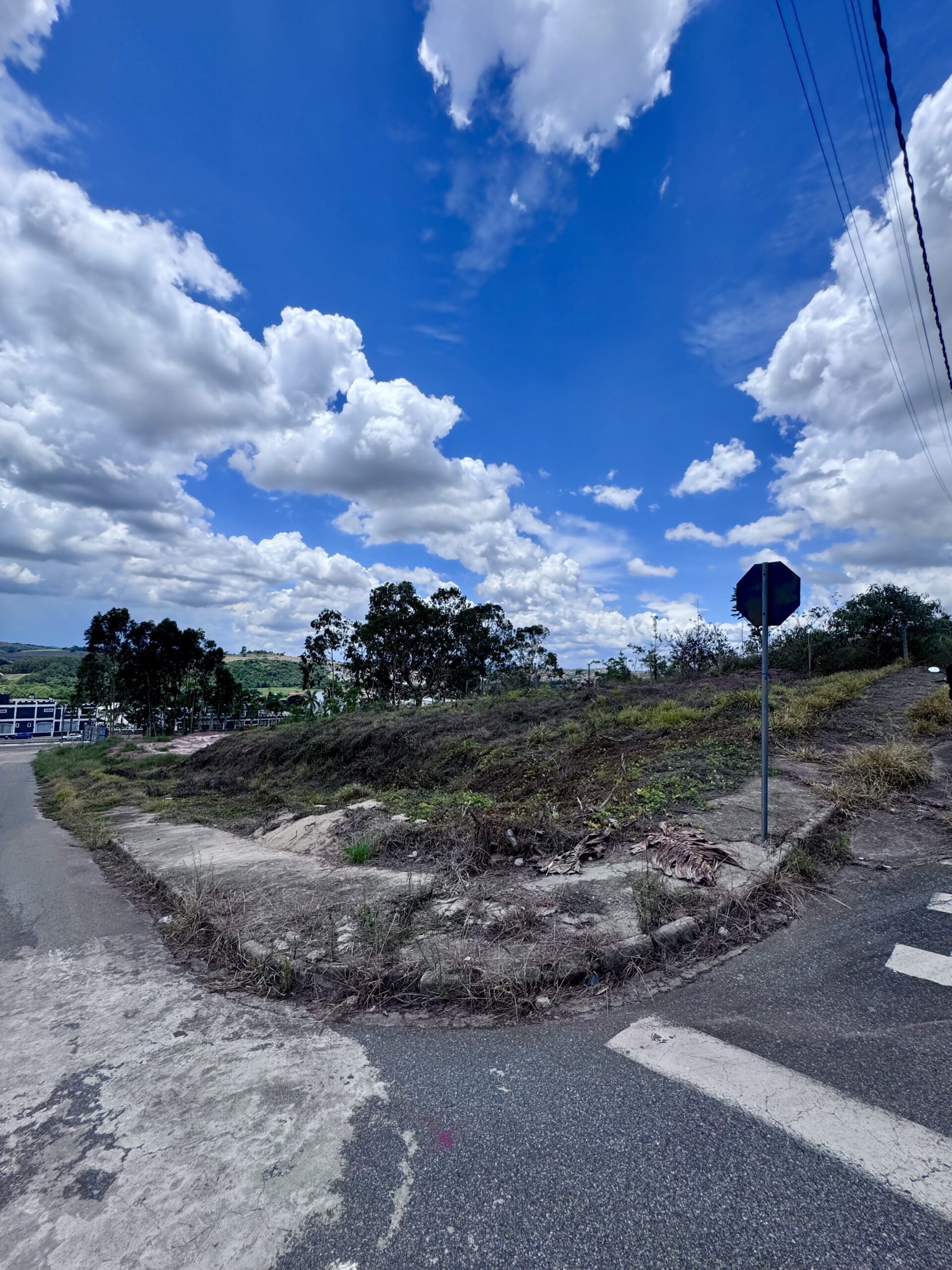 😃 DISPONÍVEL: TERRENO DE ESQUINA COM 420 METROS QUADRADOS E ÓTIMA LOCALIZAÇÃO EM TRÊS CORAÇÕES - MG